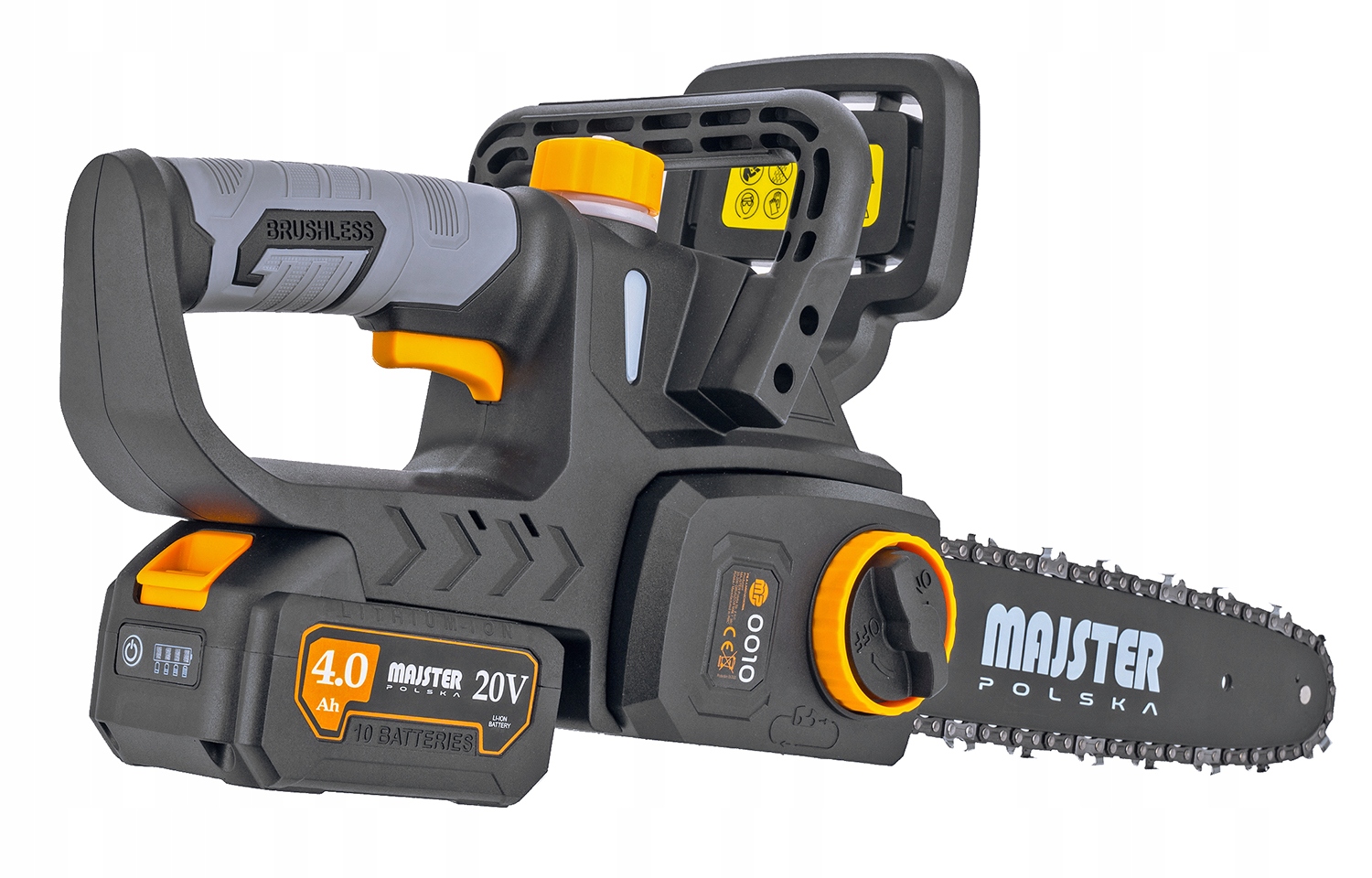 Bezszczotkowa piła łańcuchowa akumulatorowa marki Majster Polska, dominują kolory czarny i szary, z pomarańczowymi akcentami (np. na korku zbiornika oleju, przycisku zwalniającym akumulator, pokrętle regulacji łańcucha) - ujęcie nr 4